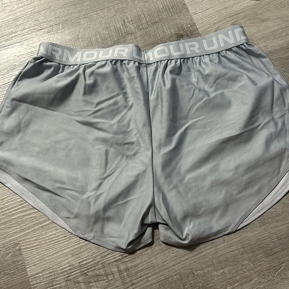 UNDER ARMOUR SHORTS. - Picture 3 of 4